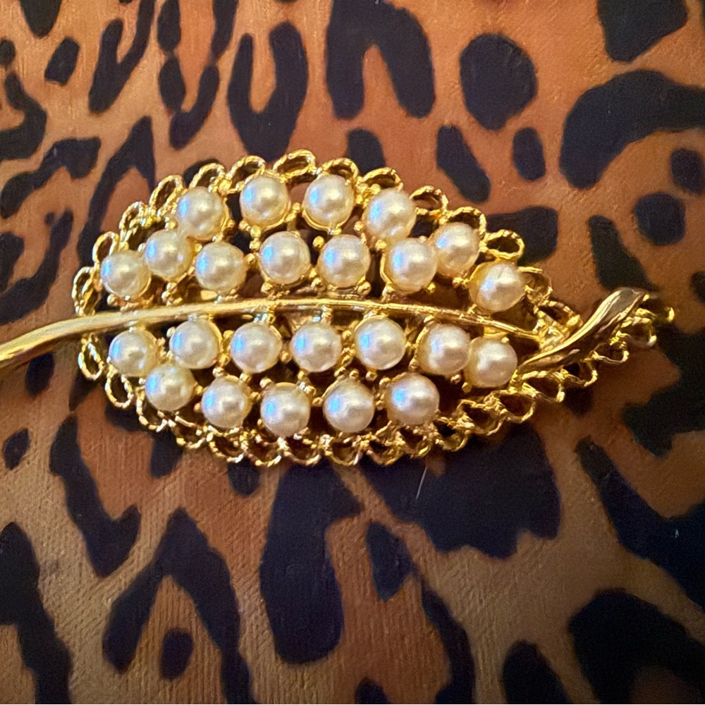 Elegant Gold and Pearl Leaf Brooch